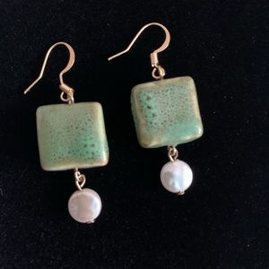 Ceramic and pearl gold earrings